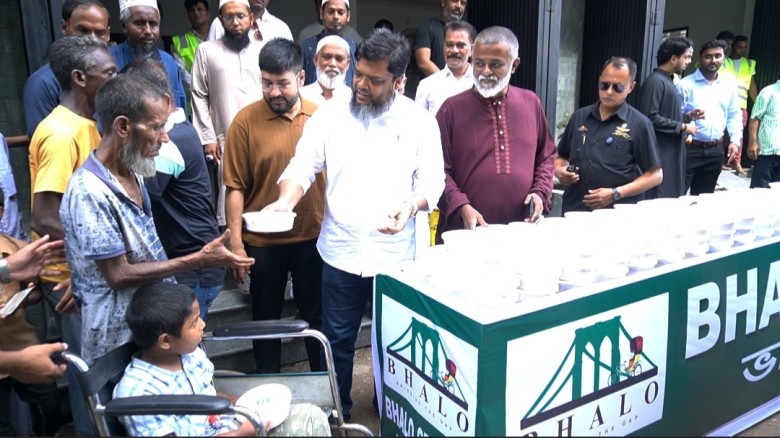 নারায়ণগঞ্জ এ অসহায় মানুষের মুখে খাবার তুলে দিল ভালো সেন্ট্রাল