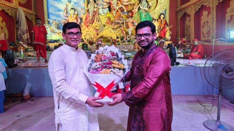 সোনারগাঁয়ে দুর্গামণ্ডপে ভারতীয় উপ-হাইকমিশনার, সঙ্গে পরিবারের সদস্যরা