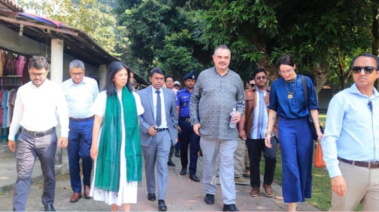 সোনারগাঁয়ের পানাম নগরী ও জামদানি পল্লী ঘুরে দেখলেন মার্কিন রাষ্ট্রদূত