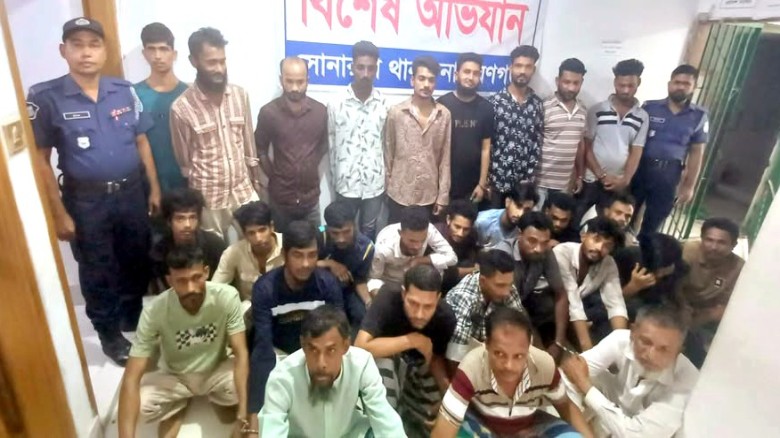 সোনারগাঁয়ে পুলিশের বিশেষ অভিযানে ইয়াবাসহ গ্রেপ্তার ৩০